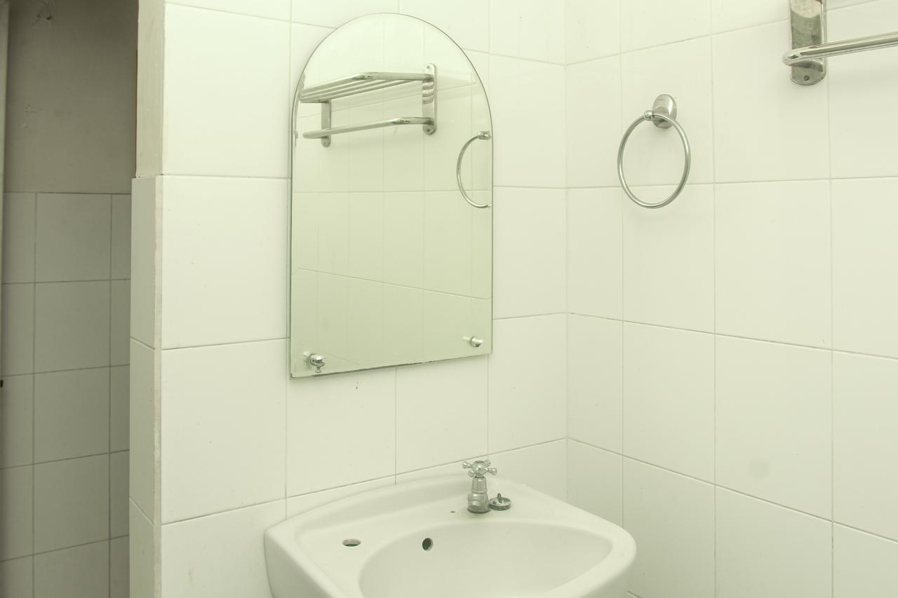 Reddoorz Plus @ Pejanggik Mataram Ngoại thất bức ảnh