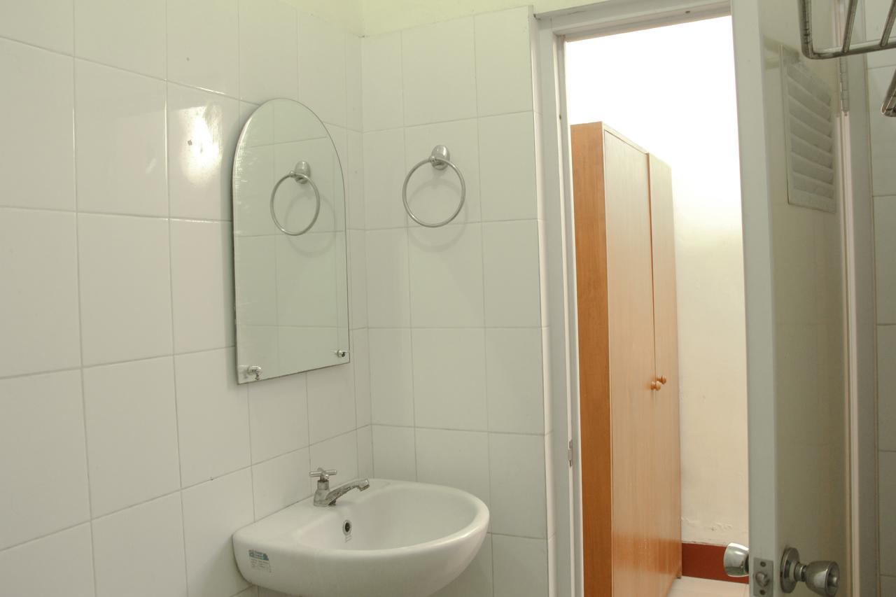 Reddoorz Plus @ Pejanggik Mataram Ngoại thất bức ảnh