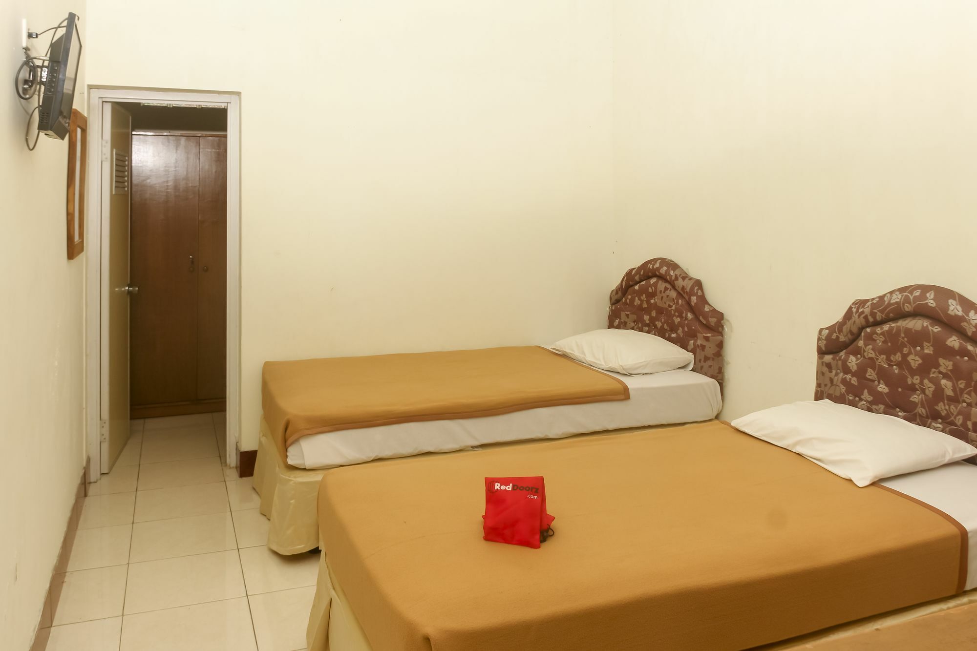 Reddoorz Plus @ Pejanggik Mataram Ngoại thất bức ảnh