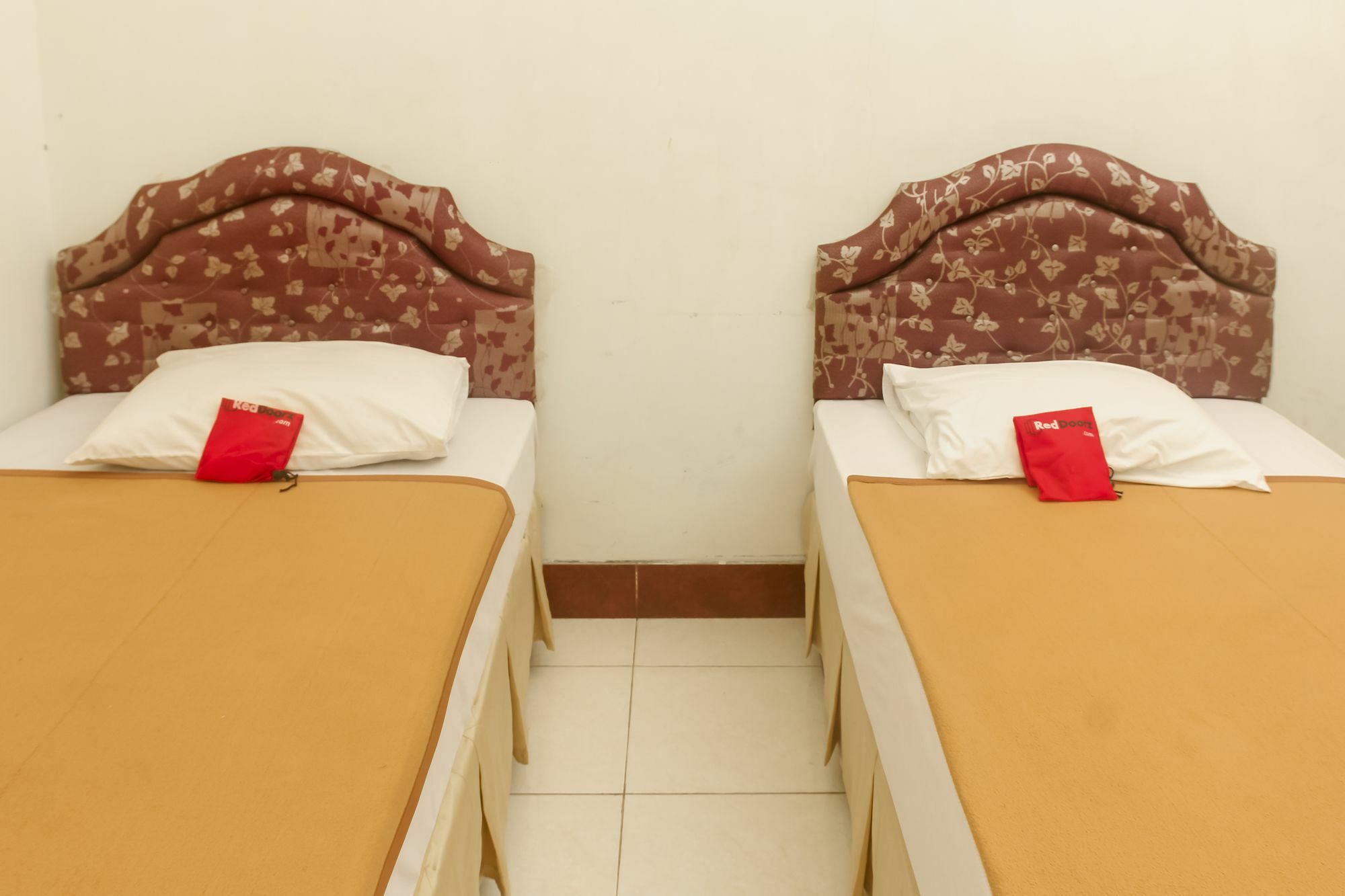 Reddoorz Plus @ Pejanggik Mataram Ngoại thất bức ảnh